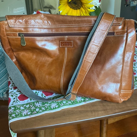 Vintage, Classic Fossil Cross-Body Messenger/Computer Bag - Picture 2 of 16